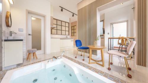 room detail thumbnail 2