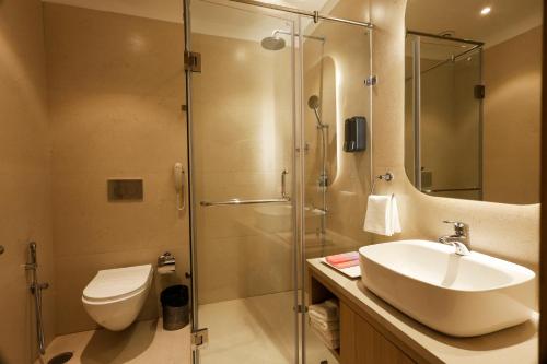 Deluxe Twin Room image 7