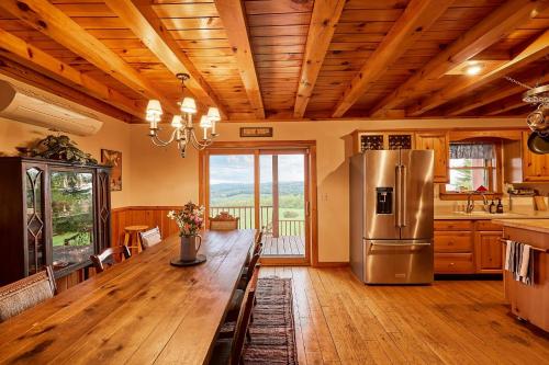 Mountain House Cottage at Seminary Hill by AvantStay in Callicoon, USA