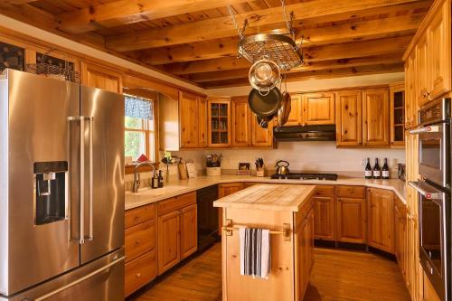 Mountain House Cottage at Seminary Hill by AvantStay in Callicoon, USA