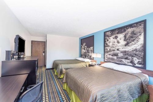 Queen Room with Two Queen Beds - Non-Smoking