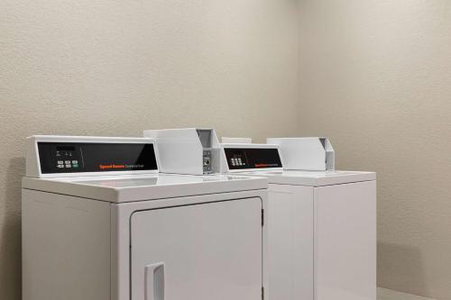 Days Inn by Wyndham Hillsboro - image 6