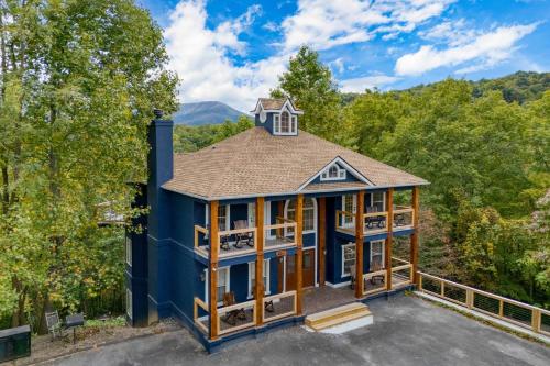 Gatlinburg Getaway by AvantStay 9BDR Sleeps 22 Hot tub Movie Theater in Gatlinburg, USA