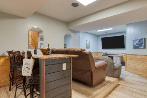 Gatlinburg Getaway by AvantStay 9BDR Sleeps 22 Hot tub Movie Theater in Gatlinburg, USA
