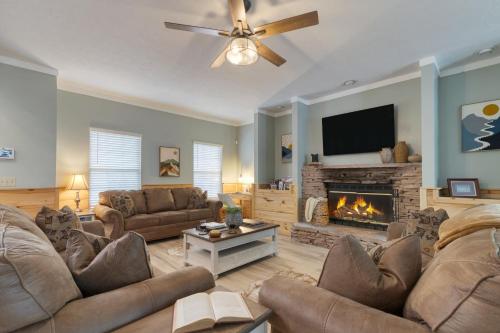 Gatlinburg Getaway by AvantStay 9BDR Sleeps 22 Hot tub Movie Theater in Gatlinburg, USA