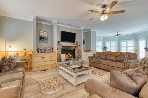 Gatlinburg Getaway by AvantStay 9BDR Sleeps 22 Hot tub Movie Theater in Gatlinburg, USA