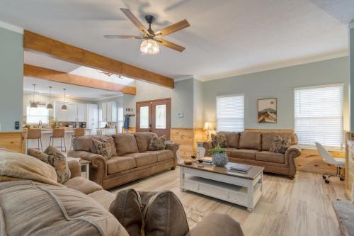 Gatlinburg Getaway by AvantStay 9BDR Sleeps 22 Hot tub Movie Theater in Gatlinburg, USA