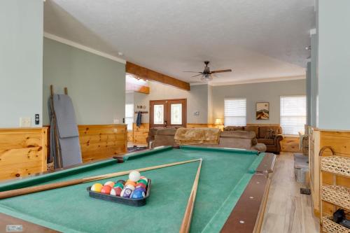 Gatlinburg Getaway by AvantStay 9BDR Sleeps 22 Hot tub Movie Theater in Gatlinburg, USA