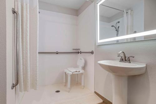 King Suite with Accessible Bath Tub - Non-Smoking