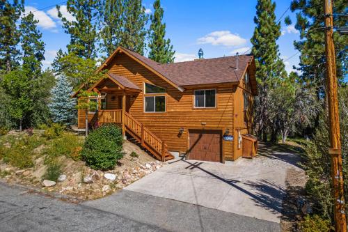 Mountain Air by AvantStay Stunning Log Cabin in Big Bear w Pool Table in Big Bear Lake, USA