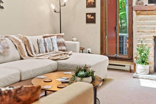 Does Delight by AvantStay Peaceful Lake Retreat in Lake Harmony, USA