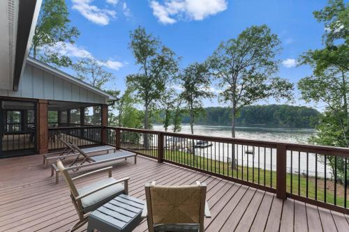 Water Break at the Lake by AvantStay Lakefront Private Dock in Mooresville, USA