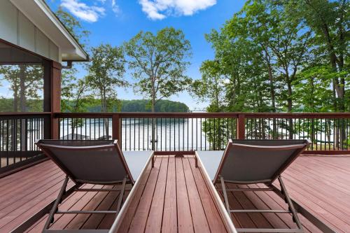 Water Break at the Lake by AvantStay Lakefront Private Dock in Mooresville, USA