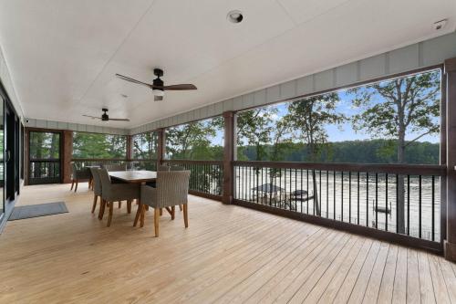 Water Break at the Lake by AvantStay Lakefront Private Dock in Mooresville, USA