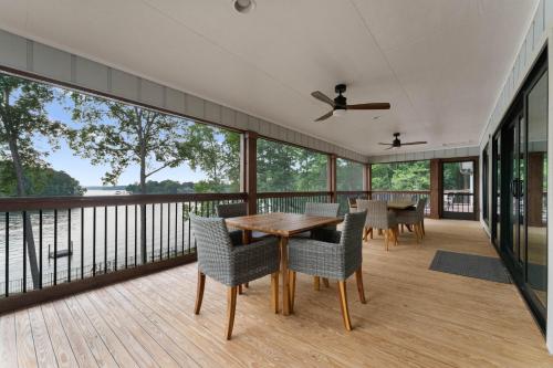 Water Break at the Lake by AvantStay Lakefront Private Dock in Mooresville, USA