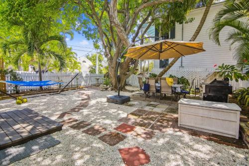 Spanish Lime Cottage by AvantStay Ideal Old Town Key West Location Month Long Stays Only in Key West, USA