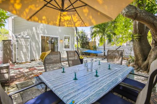 Spanish Lime Cottage by AvantStay Ideal Old Town Key West Location Month Long Stays Only in Key West, USA