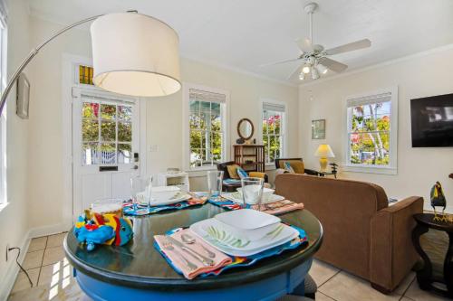 Spanish Lime Cottage by AvantStay Ideal Old Town Key West Location Month Long Stays Only in Key West, USA