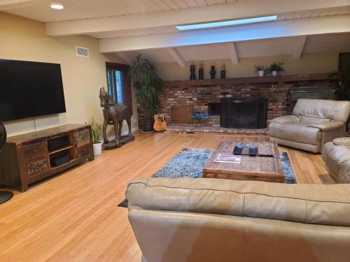 Westside Retreat w Yard, Grill, Hot Tub, Near Sofi Stadium, LAX, and the Beach, Los Angeles (fotografie 3)