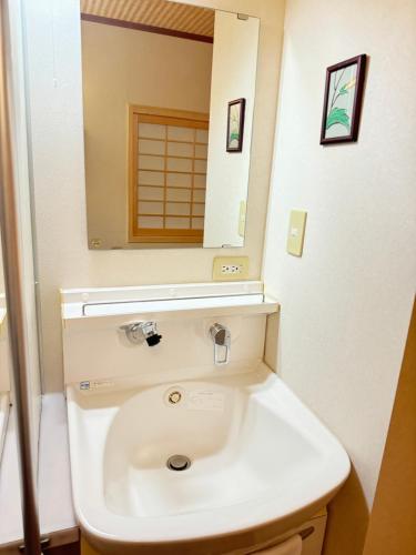 Twin Room with Shared Bathroom image 8