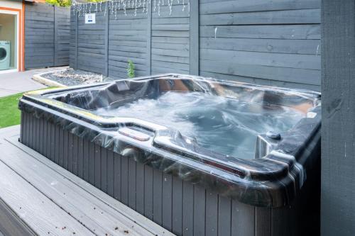 Empire by AvantStay Pool Hot Tub and Firepit 20 Minutes to Downtown Austin in Austin, USA