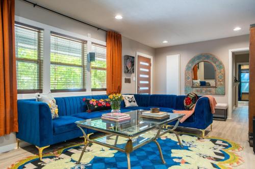 Empire by AvantStay Pool Hot Tub and Firepit 20 Minutes to Downtown Austin in Austin, USA