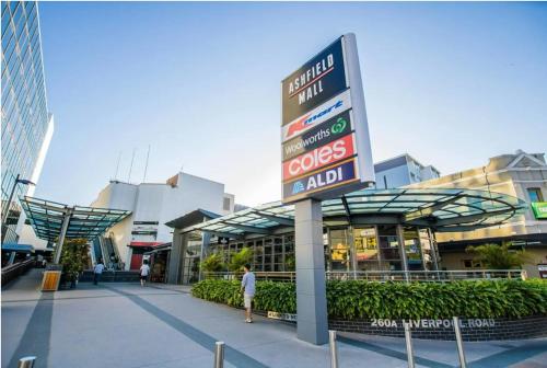 Restaurant, 2 bedroom Apartment in Ashfield, 200m to train station,Free Parking in Ashfield