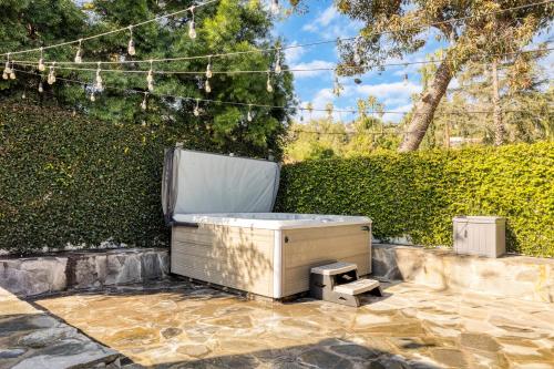 Valentino by AvantStay Luxury Hollywood Mansion in Los Angeles, USA
