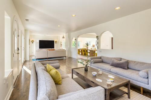 Valentino by AvantStay Luxury Hollywood Mansion in Los Angeles, USA
