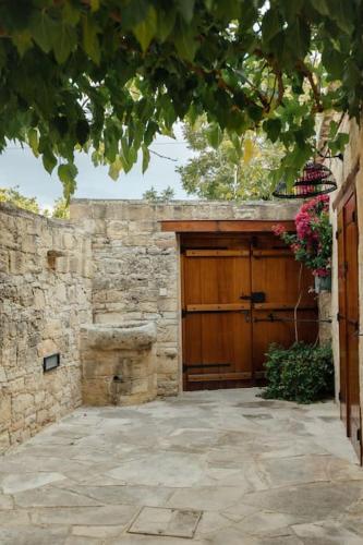 The Yard Traditional Residence in 華薩