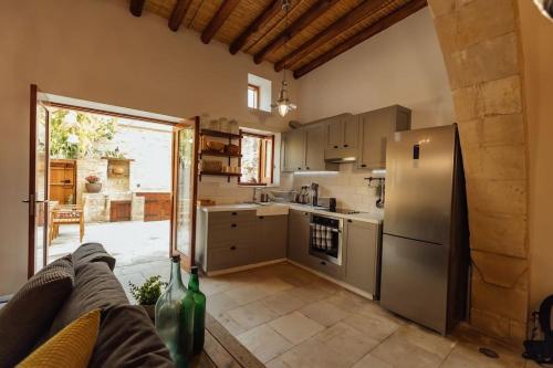 The Yard Traditional Residence in 華薩