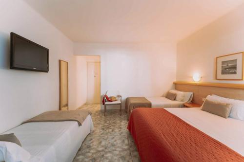 Quadruple Room with Balcony image 3