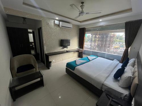room detail thumbnail 1