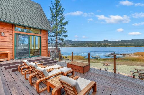 Lagunita Shores by AvantStay Beautiful Lakefront Mansion w Hot Tub BBQ in Big Bear Lake, USA