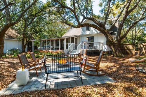Orchard by AvantStay Whimsical Home w Lush Backyard in Isle of Palms, USA