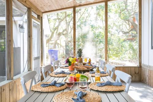 Orchard by AvantStay Whimsical Home w Lush Backyard in Isle of Palms, USA