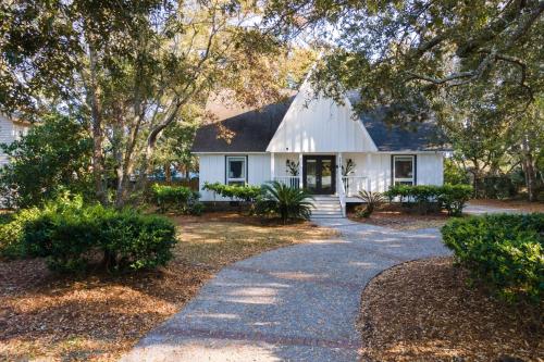 Orchard by AvantStay Whimsical Home w Lush Backyard in Isle of Palms, USA
