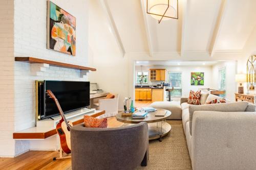 Orchard by AvantStay Whimsical Home w Lush Backyard in Isle of Palms, USA