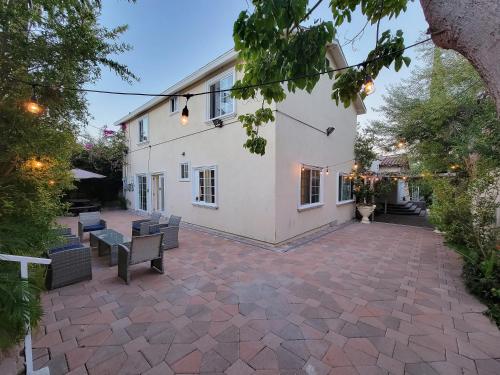 3 bedroom ground floor guest suite with patio area by MrC Hotel Great area in Los Angeles, USA