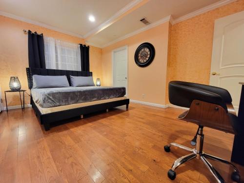 3 bedroom ground floor guest suite with patio area by MrC Hotel Great area in Los Angeles, USA