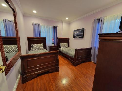 3 bedroom ground floor guest suite with patio area by MrC Hotel Great area in Los Angeles, USA