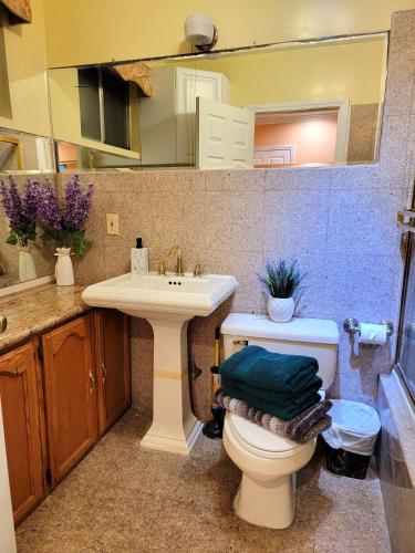 3 bedroom ground floor guest suite with patio area by MrC Hotel Great area in Los Angeles, USA