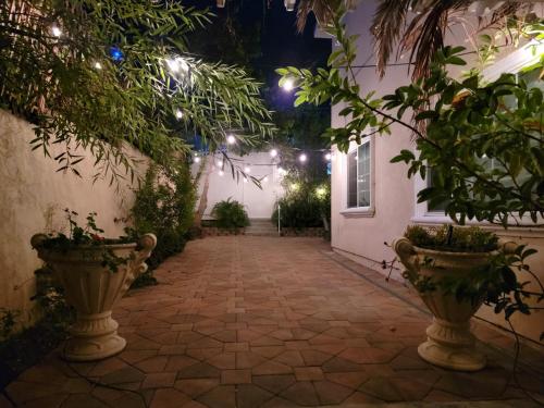 3 bedroom ground floor guest suite with patio area by MrC Hotel Great area in Los Angeles, USA