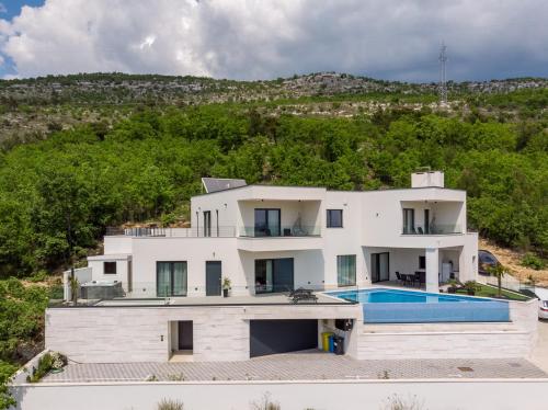 NEW! Villa Top Hill, heated infinity pool, Jacuzzi, Sauna, 5 en-suite bedrooms, a Media room