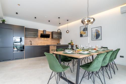 NEW! Villa Top Hill, heated infinity pool, Jacuzzi, Sauna, 5 en-suite bedrooms, a Media room