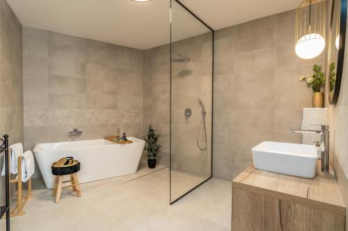 NEW! Villa Top Hill, heated infinity pool, Jacuzzi, Sauna, 5 en-suite bedrooms, a Media room