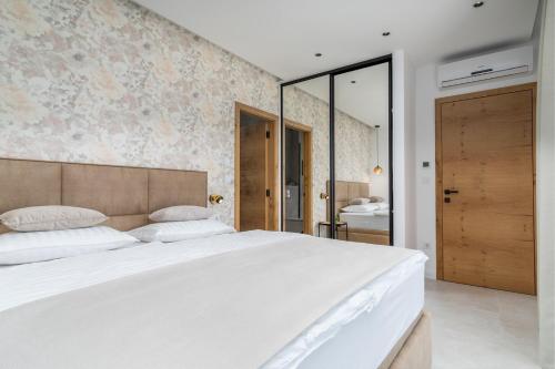 NEW! Villa Top Hill, heated infinity pool, Jacuzzi, Sauna, 5 en-suite bedrooms, a Media room