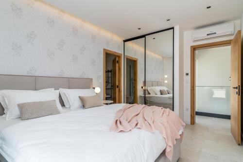 NEW! Villa Top Hill, heated infinity pool, Jacuzzi, Sauna, 5 en-suite bedrooms, a Media room