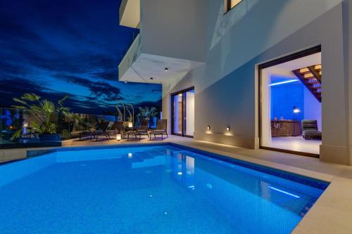 NEW! Villa Top Hill, heated infinity pool, Jacuzzi, Sauna, 5 en-suite bedrooms, a Media room