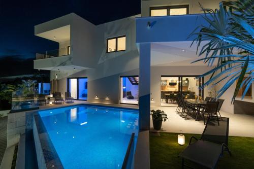 NEW! Villa Top Hill, heated infinity pool, Jacuzzi, Sauna, 5 en-suite bedrooms, a Media room